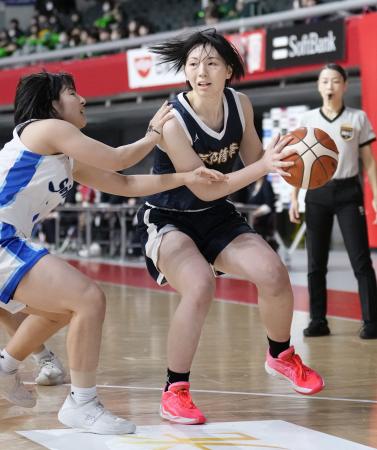 精華女―京都精華学園　第１クオーター、攻め込む京都精華学園・坂口＝東京体育館