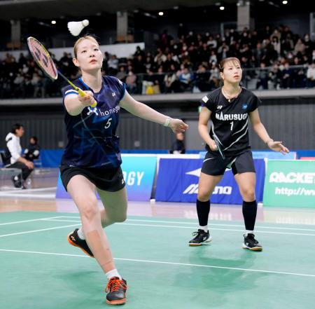 女子ダブルス２回戦　プレーする松本麻佑（手前）と福島由紀組＝京王アリーナＴＯＫＹＯ