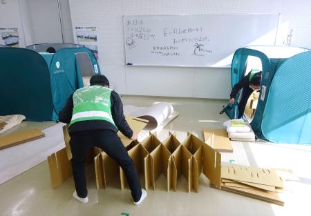 大分市佐賀関の避難所が閉鎖となり、片付けをする市職員＝２６日午後（大分市提供）