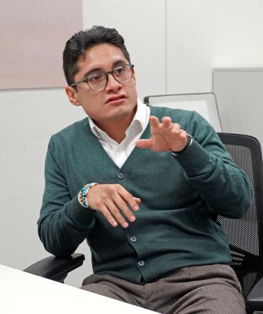 取材に答えるミラノ・コルティナ冬季五輪組織委のサッフィオティ氏=イタリア・ミラノ(共同)