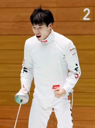 男子エペで優勝し雄たけびを上げる加納虹輝＝東京都港区ＳＣ