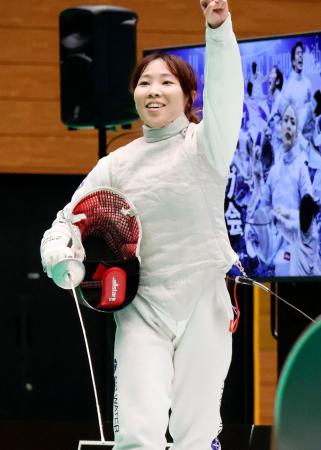 女子フルーレを制し喜ぶ上野優佳=東京都港区SC