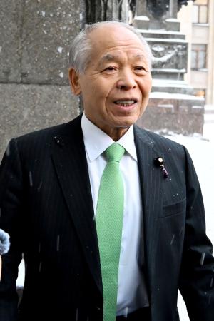 ２６日、モスクワで記者団の取材に応じる自民党の鈴木宗男参院議員（共同）