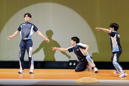 能登半島地震チャリティーイベントに出演して宙返りを披露した体操男子の橋本大輝選手（左）と谷川航選手（中央）ら＝８日、川崎市