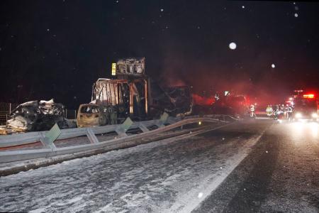 関越自動車道の事故現場で、大きく曲がった中央分離帯=27日午前3時37分、群馬県みなかみ町