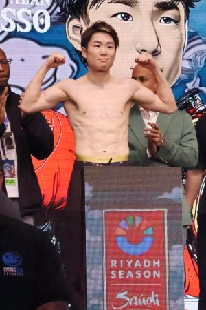 前日計量をクリアした寺地拳四朗＝２６日、リヤド（共同）