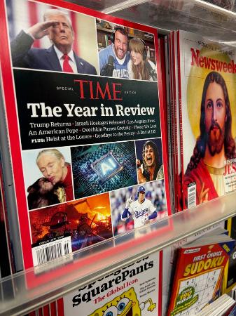 米ニューヨークの店頭に並んだタイム誌特別号。右下の写真が大谷翔平選手＝２６日（共同）