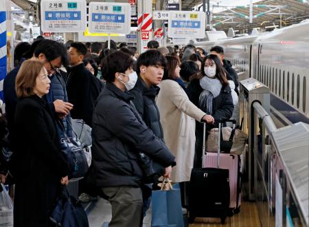 年末年始の帰省客などで混雑するJR東京駅の新幹線ホーム=27日午前