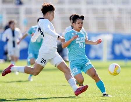 国士舘大―筑波大　前半、競り合う筑波大・大谷（右）＝グリスタ