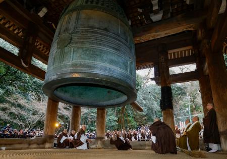 大みそかの本番を前に、京都市東山区の知恩院で行われた除夜の鐘の試し突き。厳かな鐘の音が古都の空に響き渡った＝２７日午後