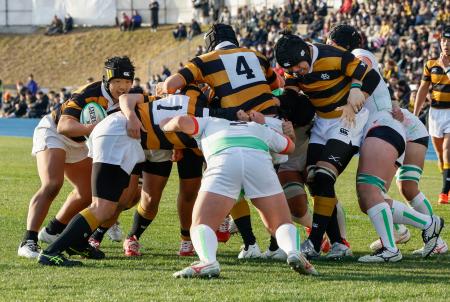 青森山田―慶応志木　後半、モールで押し込む慶応志木の選手＝花園