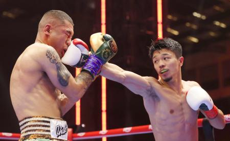 　スーパーバンタム級１２回戦でセバスチャン・エルナンデスを攻める中谷潤人＝リヤド（ゲッティ＝共同）