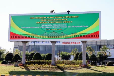 総選挙の監視団を歓迎する看板＝２７日、ミャンマー・ネピドー（共同）