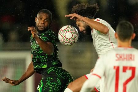 競り合うチュニジア（右）とナイジェリアの選手＝２７日、フェス（ＡＰ＝共同）