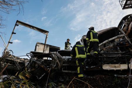 　関越自動車道下り線で発生した多重事故の現場＝２７日午前、群馬県みなかみ町