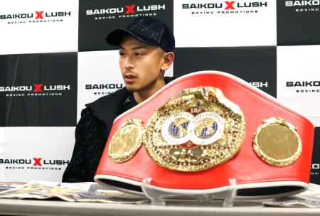 ＩＢＦフライ級世界戦から一夜明け、記者会見する矢吹正道＝２８日、愛知県常滑市