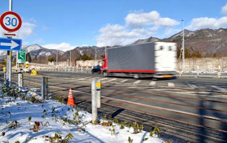 通行止めが解除された関越自動車道下り線＝２８日午後１時３０分ごろ、群馬県みなかみ町の水上ＩＣ付近