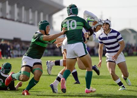 専大松戸―秋田工　後半、突進する秋田工・菅原巧（右から２人目）。右端は川瀬＝花園