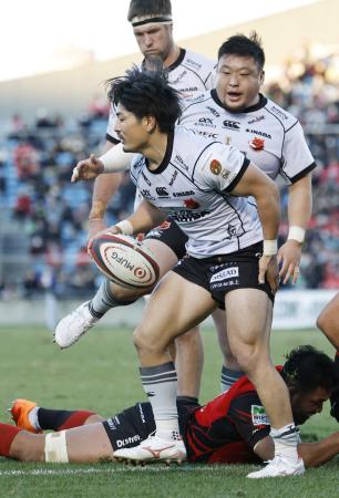 横浜―ＢＬ東京　後半、自身２本目のトライを決めたＢＬ東京・高橋（手前）＝秩父宮