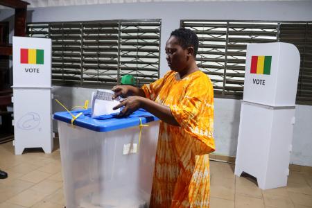 ２８日、ギニアの首都コナクリで投票する女性（ロイター＝共同）