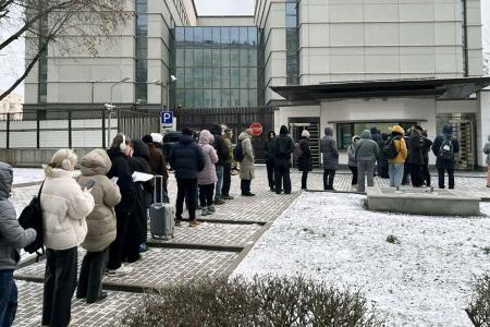 在ロシア日本大使館の前でビザ手続きのために待機する人々＝２３日、モスクワ（共同）