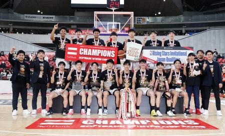 ２大会連続５度目の優勝を果たし、ポーズをとる福岡大大濠の選手たち＝東京体育館