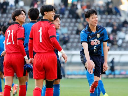 北海に快勝し笑顔を見せる大津・村上慶（右端）ら＝フクアリ