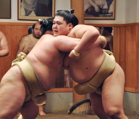 大嶽部屋に出稽古に来た阿武剋（左）と相撲を取る王鵬＝東京都江東区