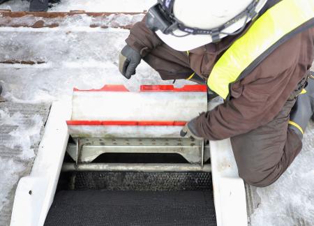 事故があったエスカレーターと同機種のベルトの巻き取り口＝２９日午後、北海道小樽市