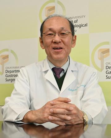 取材に応じる岡山大の藤原俊義教授＝１９日、岡山市北区