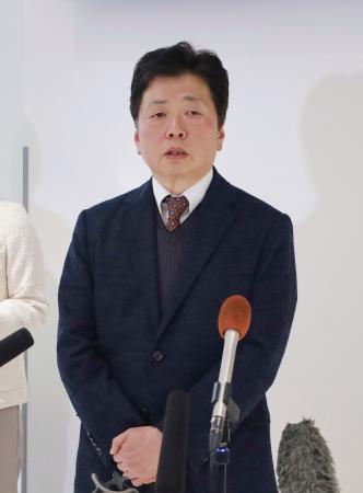 佐賀県の山口祥義知事との会談後、取材に応じる国交省の水嶋智事務次官=29日午後、佐賀空港