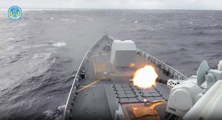 航行する中国軍の艦船。中国軍の東部戦区が２９日、台湾周辺での軍事演習の一場面として「微信（ウィーチャット）」の公式アカウントに投稿した（共同）