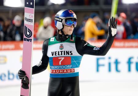 ジャンプ週間開幕戦を兼ねたW杯ジャンプ男子個人第12戦で6位となった小林陵侑=オーベルストドルフ(共同)