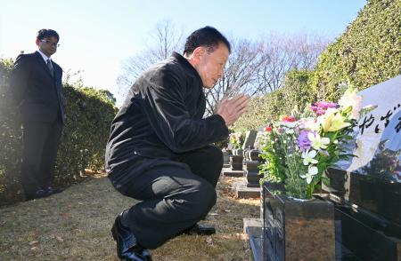 宮沢みきおさん一家の墓前で手を合わせる警視庁成城署の元署長土田猛さん＝３０日午前、埼玉県新座市