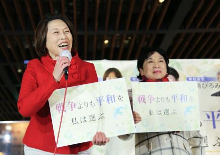 街頭演説する共産党の田村委員長（左）と社民党の福島党首＝２６日、ＪＲ有楽町駅前