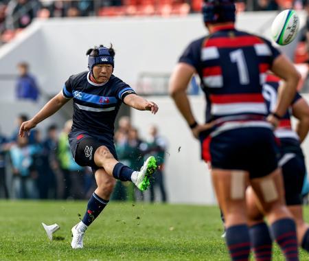 佐賀工―東海大大阪仰星 後半、トライ後の逆転ゴールを決める東海大大阪仰星・山崎=花園