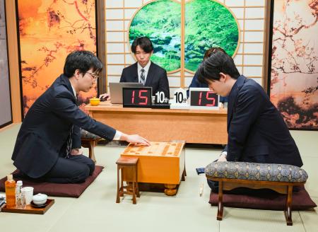 第３３期銀河戦決勝で対局する豊島将之九段（左）と藤井聡太六冠＝東京都渋谷区の将棋会館（日本将棋連盟提供）