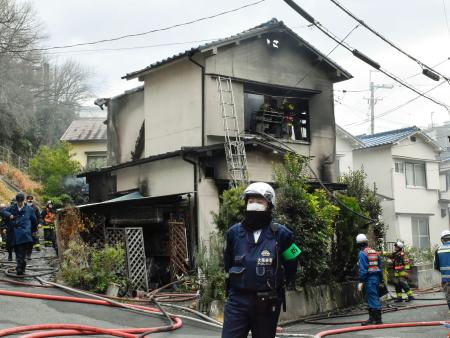 大阪府枚方市の住宅火災現場＝３１日午後１時２６分