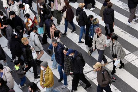 大阪・梅田の交差点を行き交う人たち＝３１日午後
