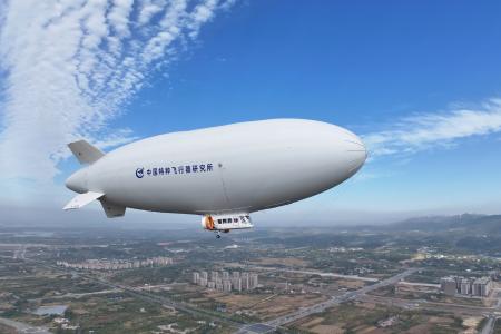 中国国有企業、中国航空工業集団が開発した有人飛行船「祥雲」＝２０２４年１０月、中国湖北省荊門市（共同）