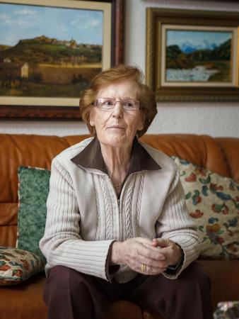 自作の風景画が飾られた自宅の部屋で取材に応じるセシリア・ヒメネスさん＝２０１４年１１月、スペイン北東部ボルハ（撮影・フランシスコ・ミジャ、共同）