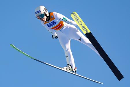 丸山希の１回目の飛躍＝ガルミッシュパルテンキルヘン（共同）