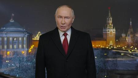 ロシアの国民向けに新年のメッセージを話すプーチン大統領(ロシア大統領府提供・共同)