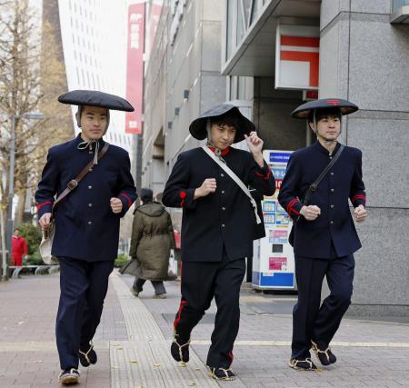 　東京・新宿郵便局から明治時代の制服で出発する年賀状の配達員＝１日朝
