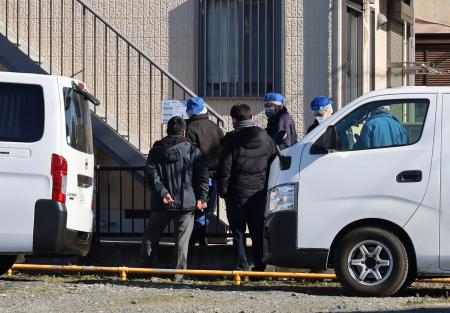 現場のアパートを調べる捜査員ら＝１日午後０時１５分、水戸市
