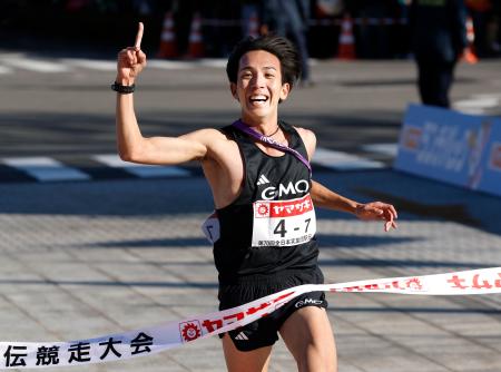 １位でゴールしたＧＭＯインターネットグループのアンカー・鶴川正也。初優勝を果たした＝群馬県庁前