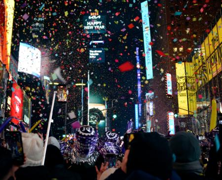 １日、新年を迎えた米ニューヨークのタイムズスクエア（共同）