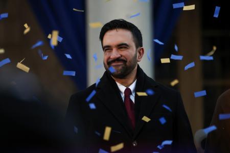 １日、ニューヨークでの就任式で演説し、笑顔を見せるマムダニ市長（ＡＰ＝共同）