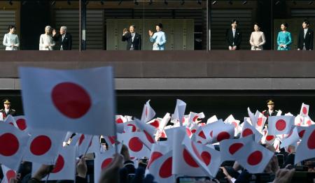 新年一般参賀で、集まった人たちに手を振られる天皇、皇后両陛下、愛子さま、上皇ご夫妻、秋篠宮ご夫妻、悠仁さま、佳子さま＝２日午前、宮殿・長和殿