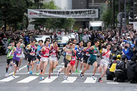 　スタートする選手たち＝東京・大手町